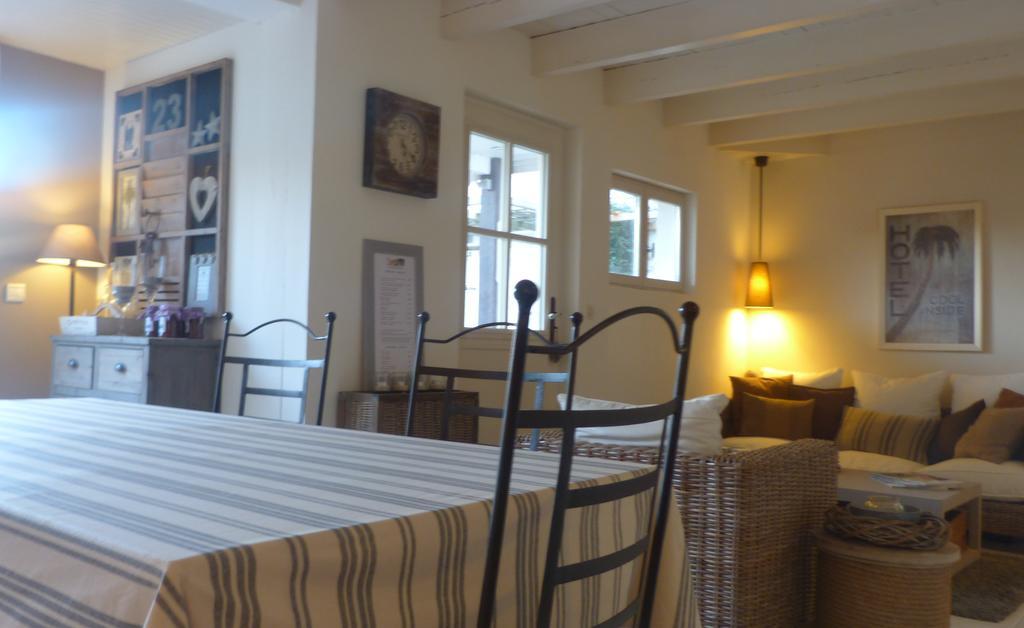 Les Persiennes Hotell Saintes Eksteriør bilde
